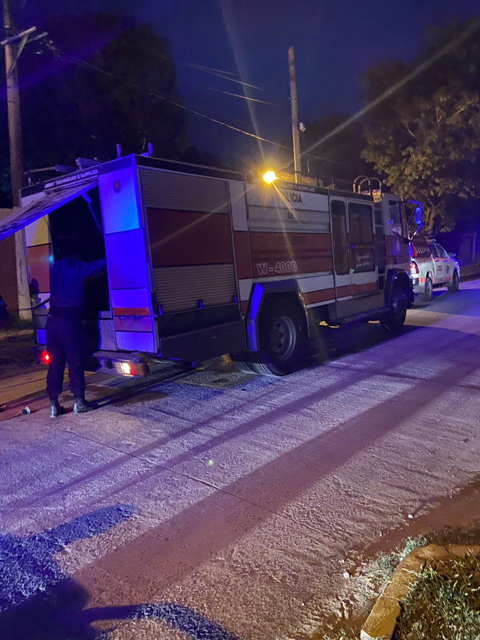 Casi una tragedia: Un cortocircuito produjo el incendio de un auto en una vivienda 