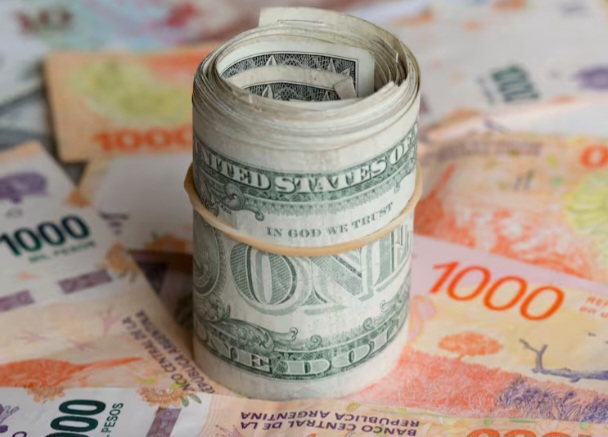 Dolar Blue: Marco un nuevo record y cerr&oacute; en $1430 