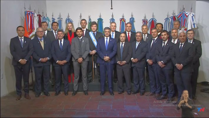 El gobernador Vald&eacute;s firm&oacute; el Pacto de Mayo en pos de &ldquo;construir un pa&iacute;s y un futuro mejor para todos los argentinos&rdquo;