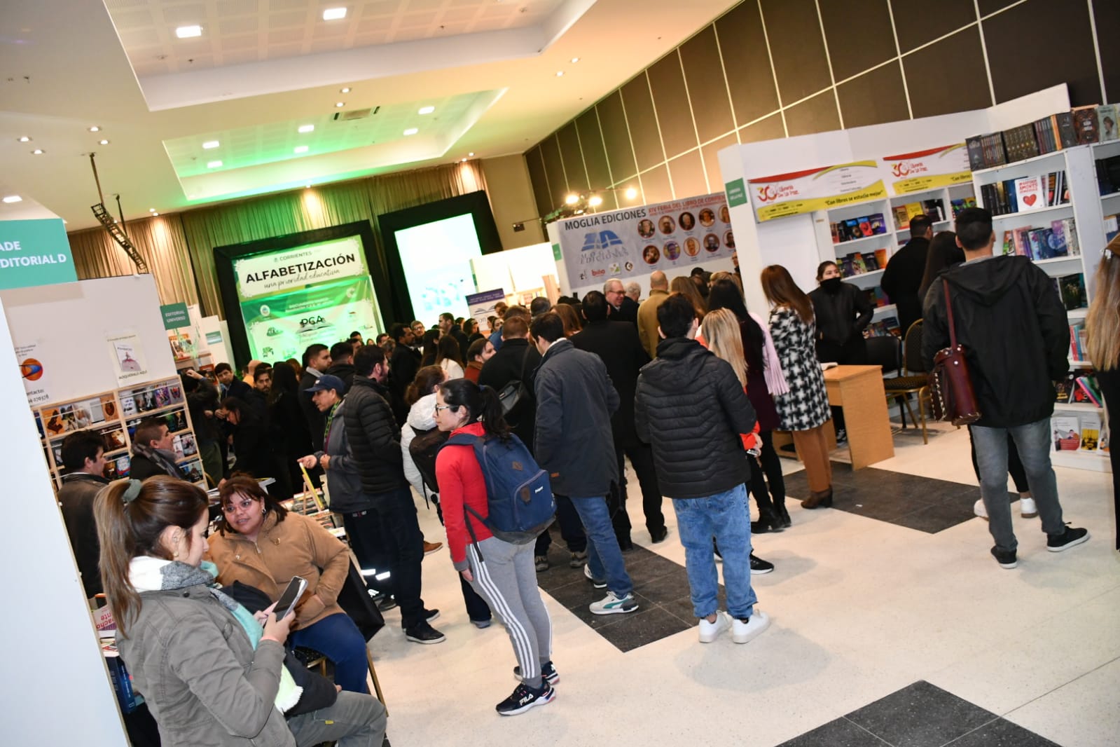 Tras su acto inaugural, la 14&deg; Feria del Libro de Corrientes abri&oacute; sus puertas al p&uacute;blico