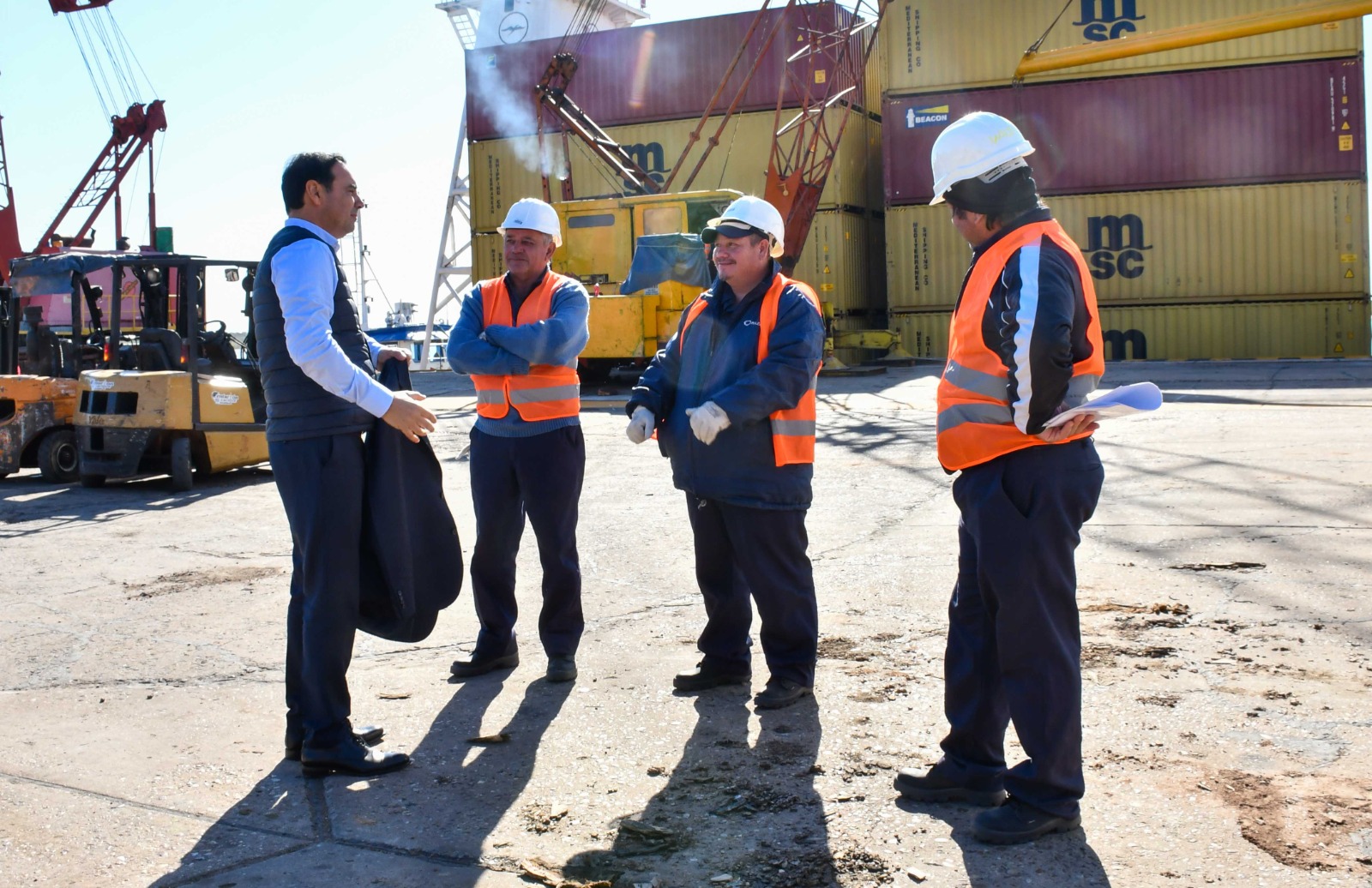 Vald&eacute;s supervis&oacute; la llegada de contenedores que exportar&aacute;n madera a Europa