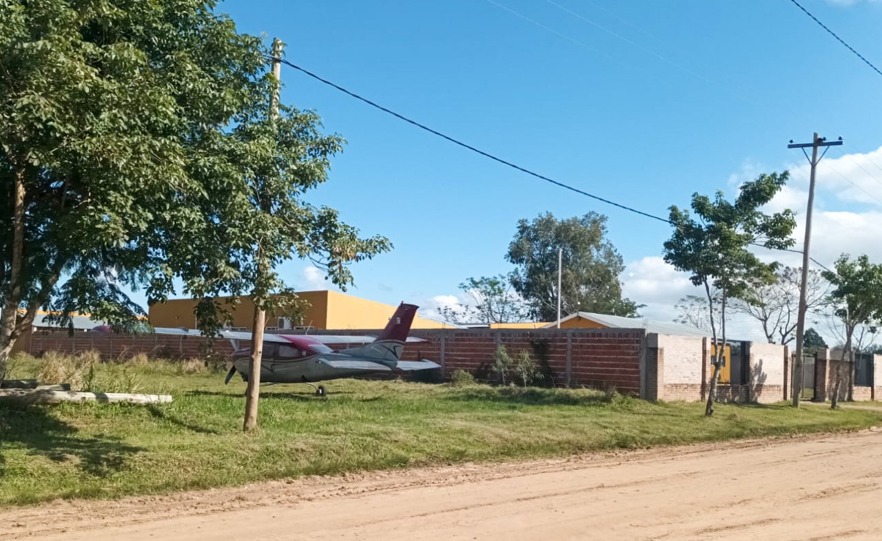 Avioneta narco: Preocupaci&oacute;n en It&aacute; Ibat&eacute; porque la aeronave est&aacute; sin custodia en el patio de una escuela*