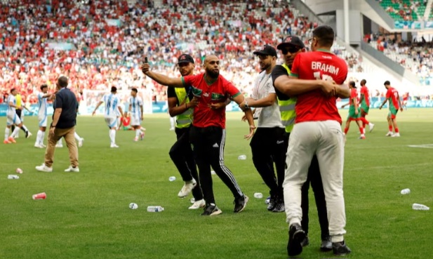 Esc&aacute;ndalo en el debut de la Selecci&oacute;n argentina ante Marruecos: Hinchas invadieron el campo de juego