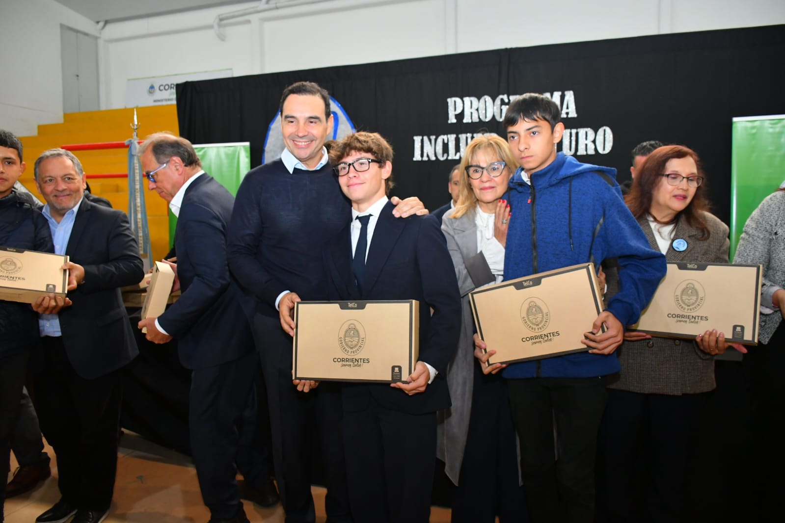 Vald&eacute;s entreg&oacute; notebooks en Capital y anunci&oacute; la compra de otras 45 mil 