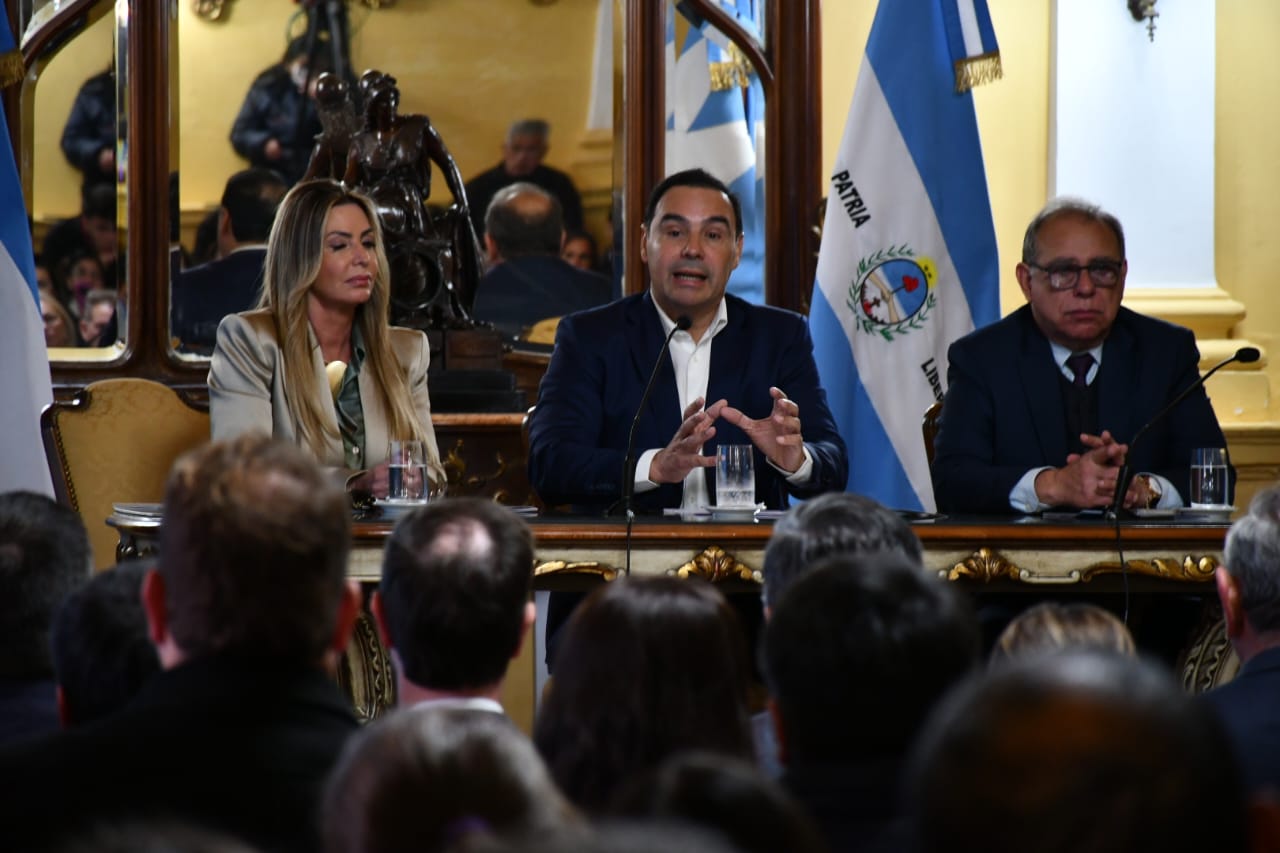 La Provincia entregó microcréditos a emprendedores y anunció medidas para fomentar el consumo y aliviar cargas financieras