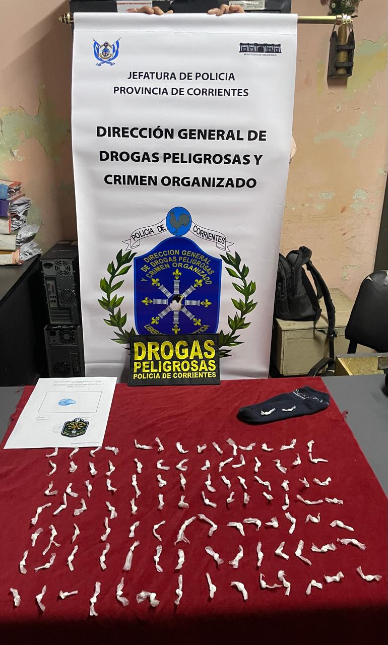 La polic&iacute;a secuestro 100 bochitas de coca&iacute;na en el parque Camba Cua 