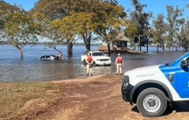Monte Caseros: Sacaron un auto del R&iacute;o Uruguay que se hab&iacute;a hundido en junio
