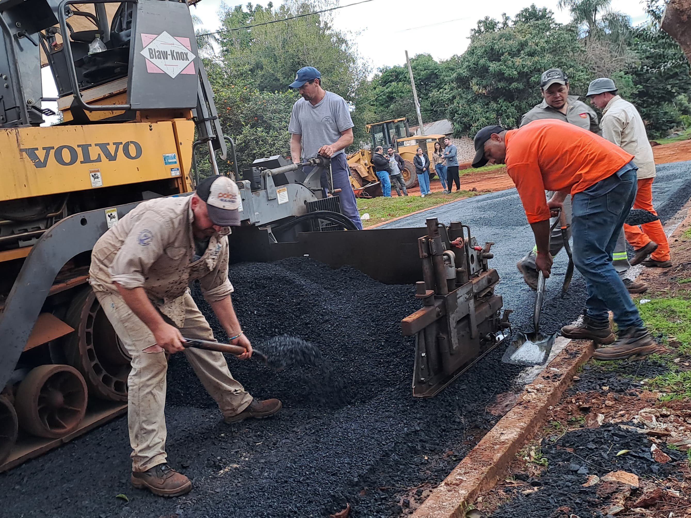 Vald&eacute;s anunci&oacute; la pavimentaci&oacute;n de 20 cuadras en San Carlos