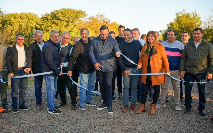 El Gobernador inaugur&oacute; ripio, entreg&oacute; microcr&eacute;ditos y tambi&eacute;n bienes de capital a emprendedores esquinenses