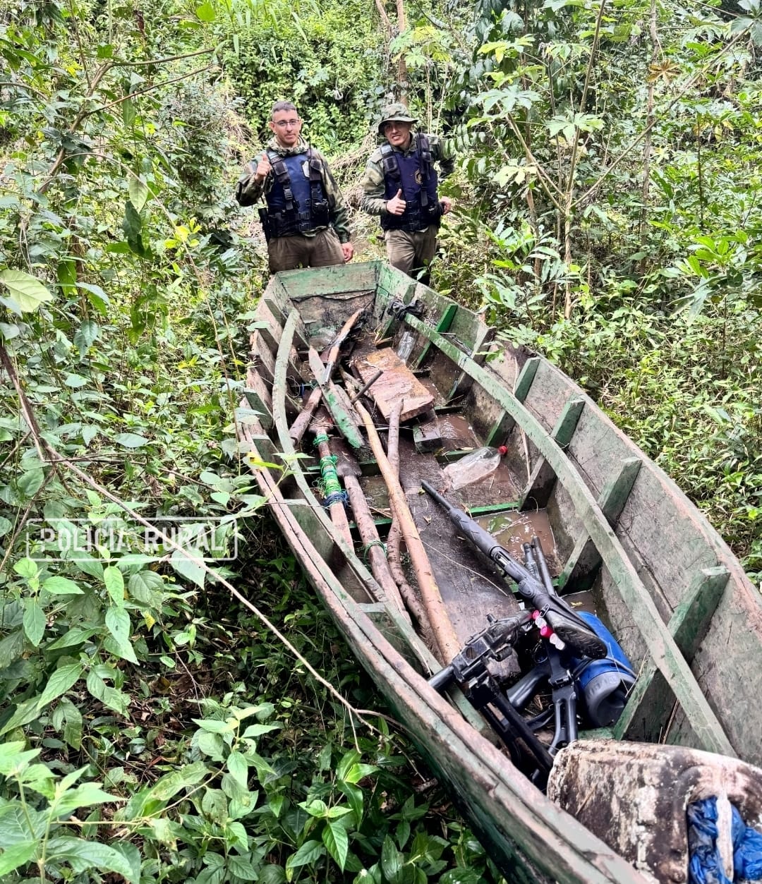 ITUZAING&Oacute;: La Polic&iacute;a intensific&oacute; los patrullajes preventivos en zona rural y costera, hallando una canoa que presuntamente ser&iacute;a utilizada para cometer hechos delictivos