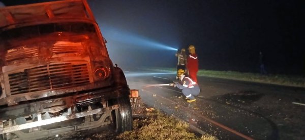 Un cami&oacute;n se incendio en plena ruta 12 