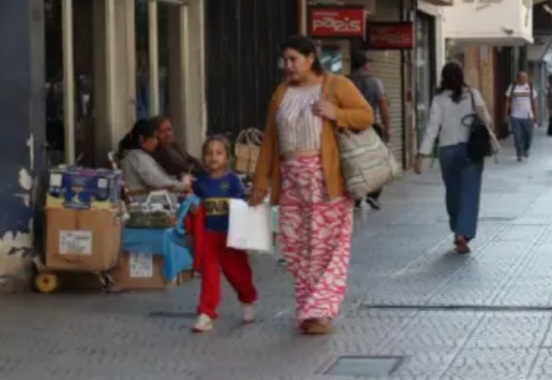 Una familia necesita generar $1.531.473 al mes para no caer en la pobreza 