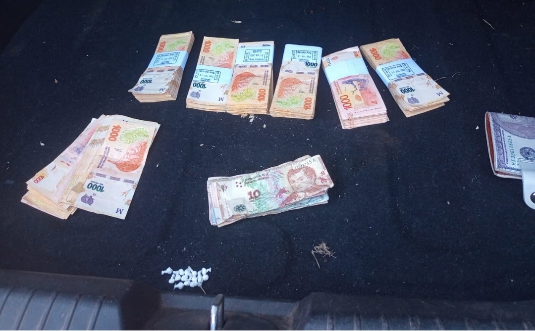 La Polic&iacute;a secuestr&oacute; un veh&iacute;culo automotor  conteniendo en su interior coca&iacute;na y dinero en efectivo