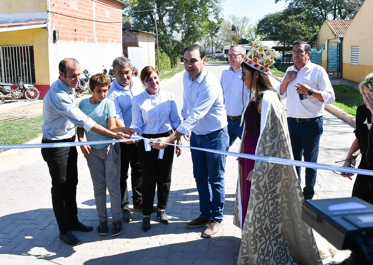 Vald&eacute;s entreg&oacute; 10 viviendas y se comprometi&oacute; a fortalecer el desarrollo la zona