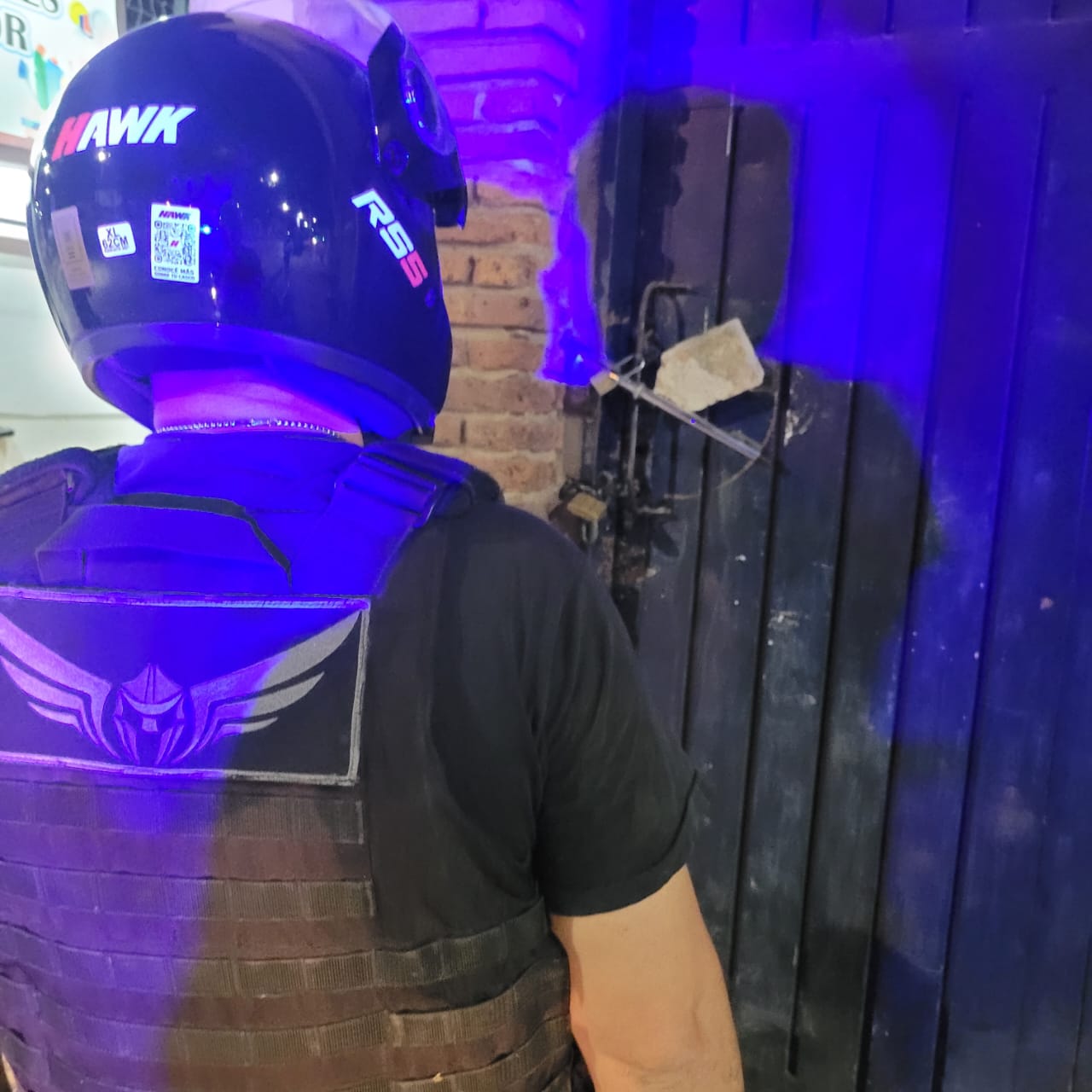 Polic&iacute;as fueron agredidos por vecinos cuando deten&iacute;an a delincuentes 