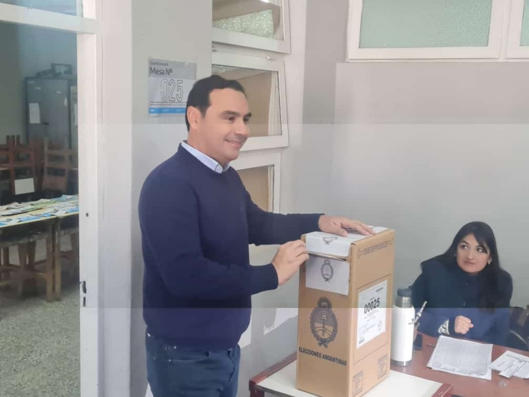 Voto el gobernador Vald&eacute;s y anunci&oacute; su viaje a Buenos Aires 