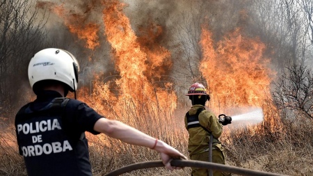 C&oacute;rdoba: Villa Yacanto evacuan a los vecinos y m&aacute;s de 100 bomberos combaten las llamas