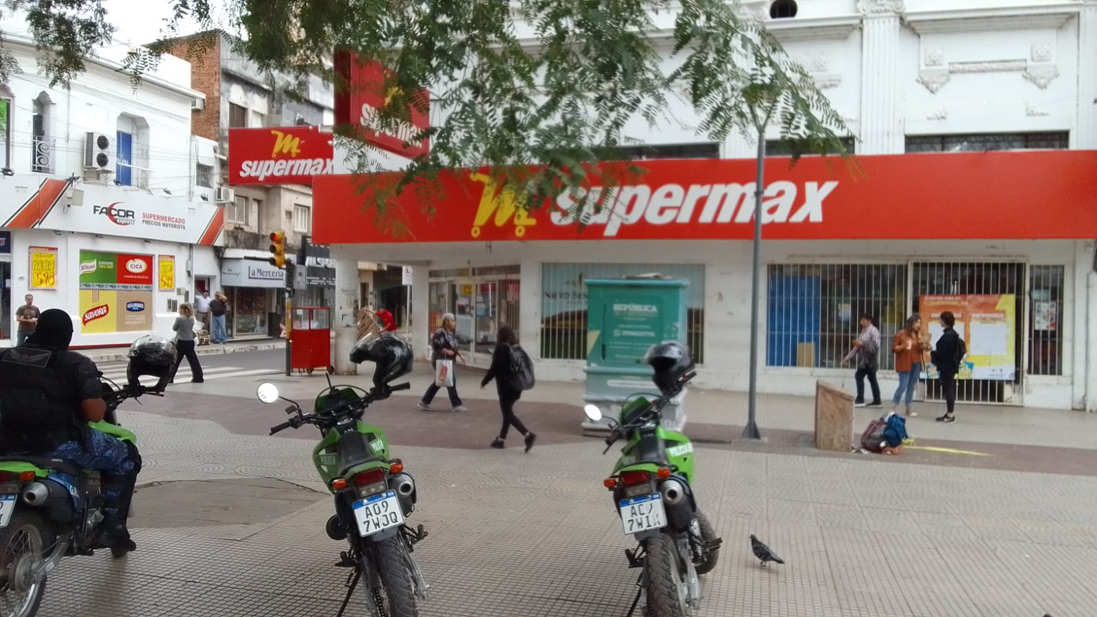 La polic&iacute;a amplia los controles en supermercados 