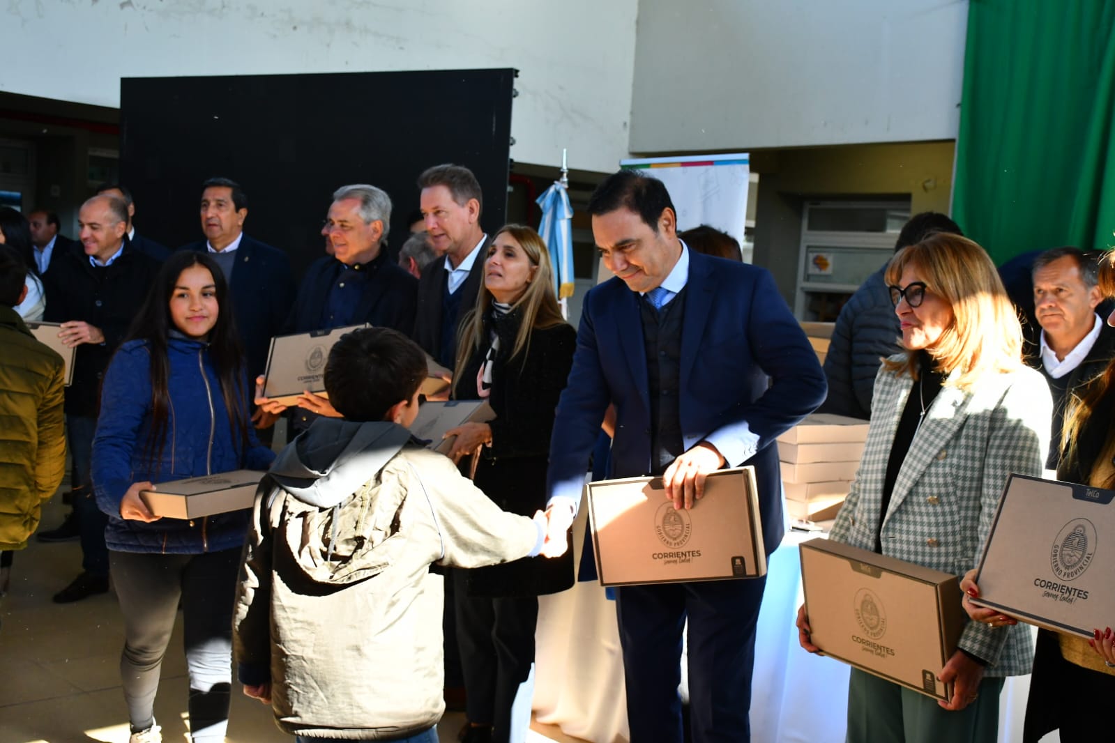 Esquina : Vald&eacute;s entreg&oacute; m&aacute;s de mil notebooks y anunci&oacute; la construcci&oacute;n de un nuevo JIN