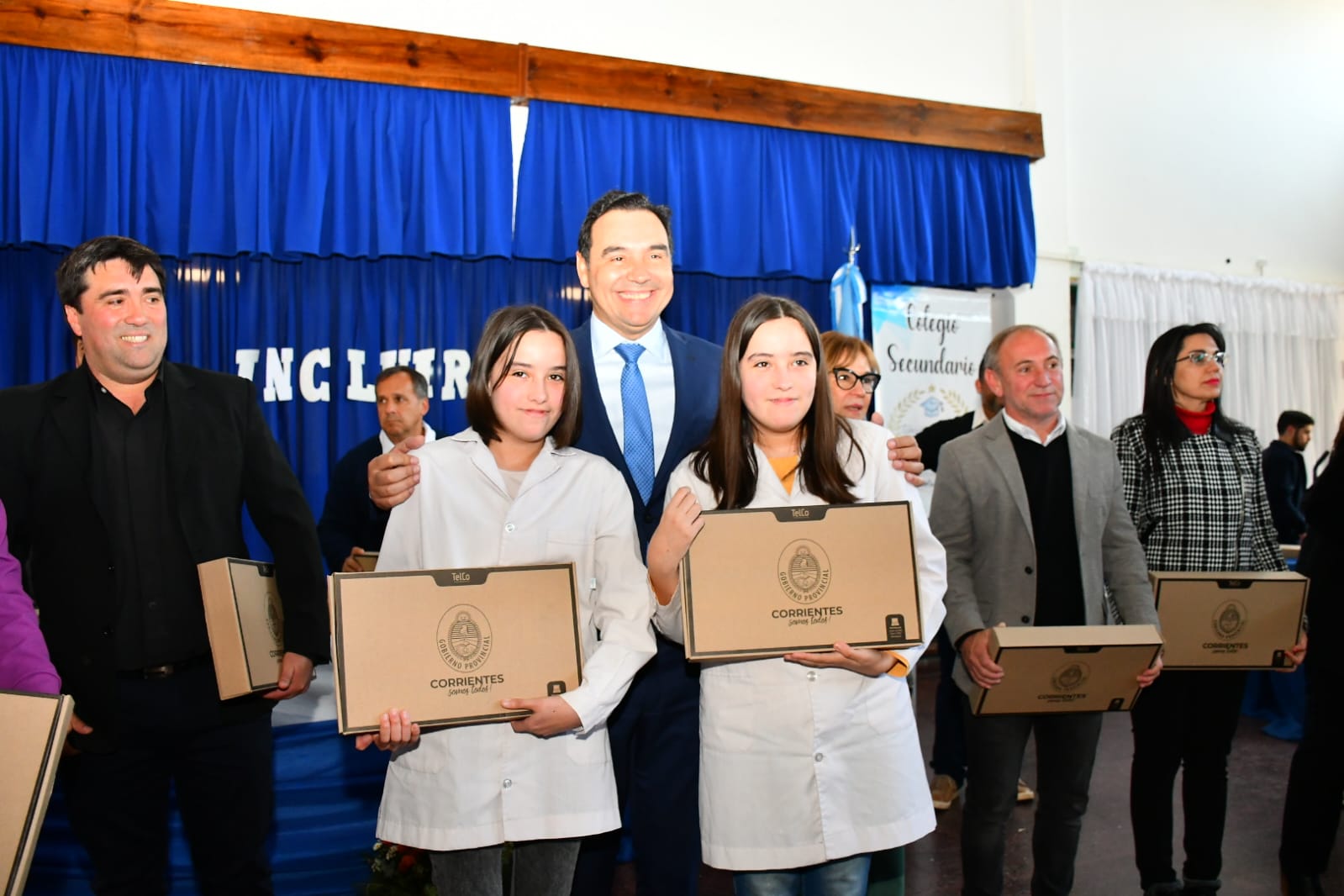 En Libertador, Vald&eacute;s dijo que en 2024 todos los estudiantes del nivel secundario contar&aacute;n con una notebook