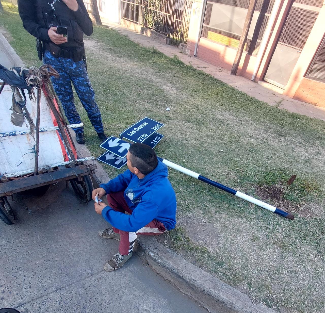 La Polic&iacute;a demor&oacute; a un hombre quien hab&iacute;a robado un Cartel Se&ntilde;alizador de Calles