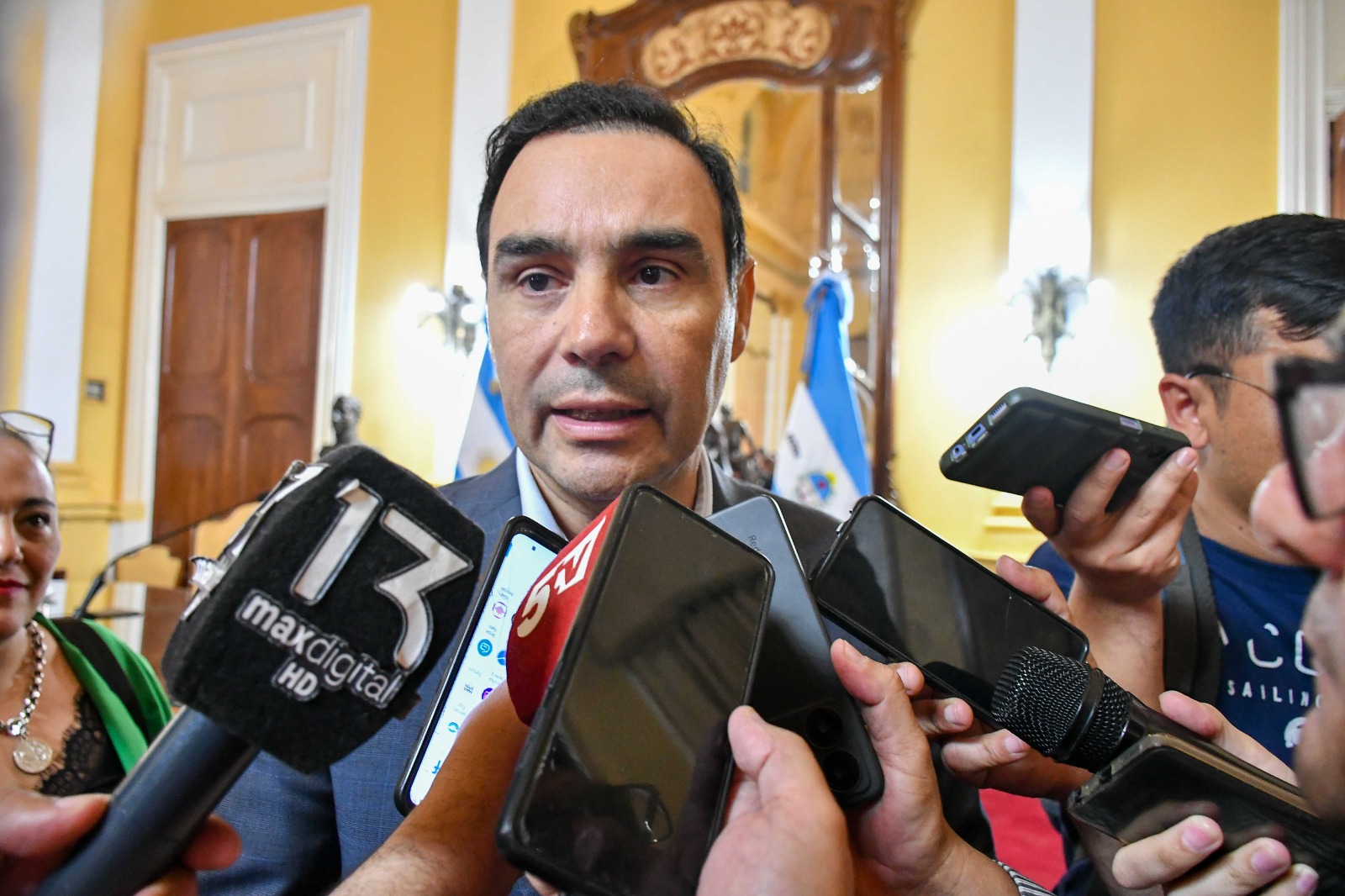 Vald&eacute;s entreg&oacute; subsidios a bomberos voluntarios de toda la provincia