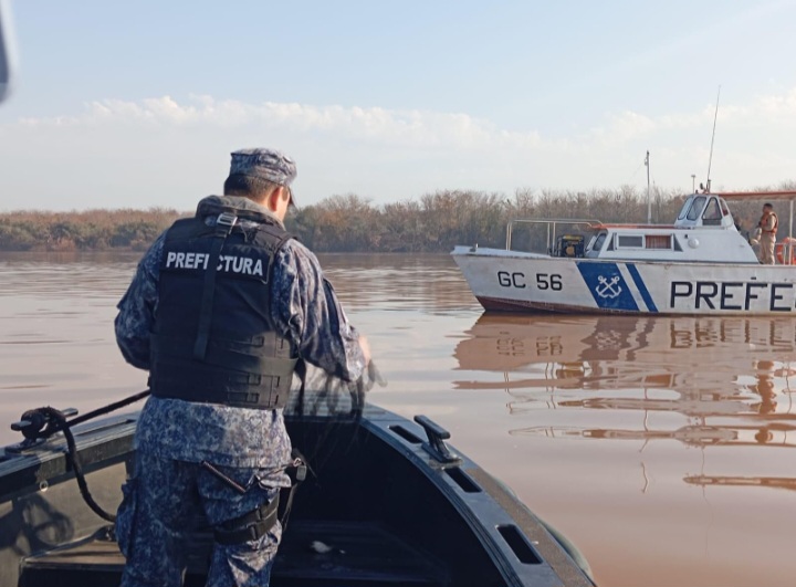 R&iacute;o Uruguay: Buscan intensamente a un hombre que cay&oacute; al agua mientras pescaba 