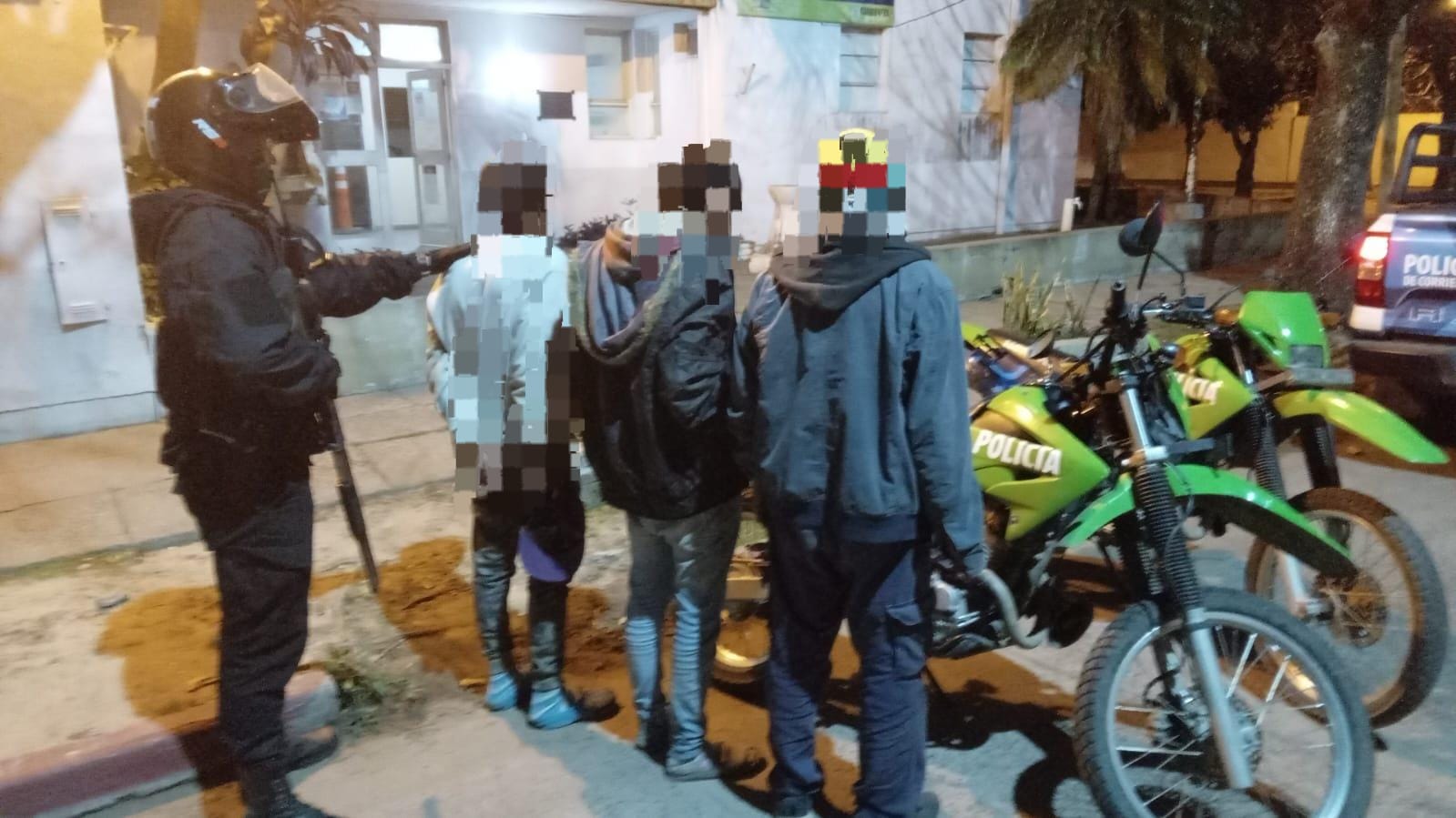 La Polic&iacute;a demor&oacute; a tres personas que  intentaron ingresar a un comercio