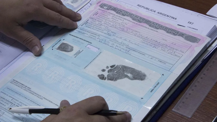 Jueza orden&oacute; que un ni&ntilde;o de 14 a&ntilde;os tenga un acta de nacimiento con dos mam&aacute;s y un pap&aacute;