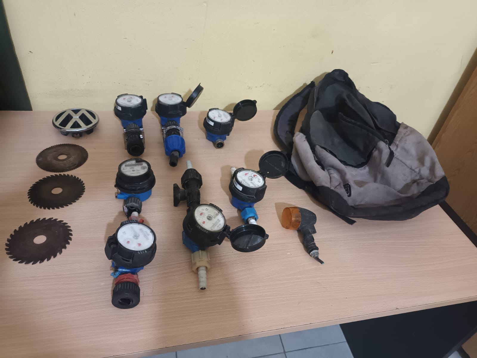 Detuvieron a un hombre con 7 medidores de agua 