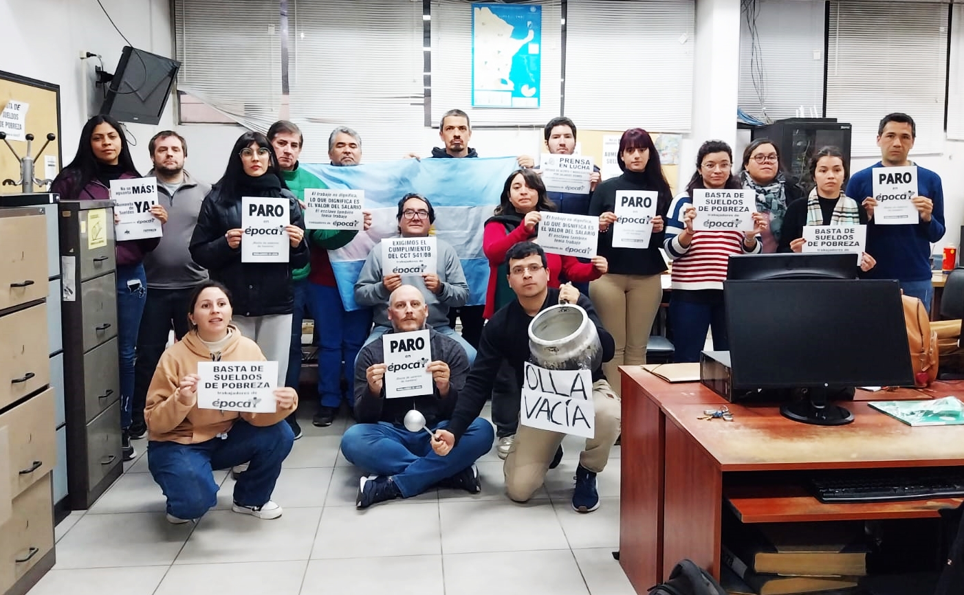 Continua el conflicto en Epoca : Los trabajadores del diario esperan por una mejora salarial 
