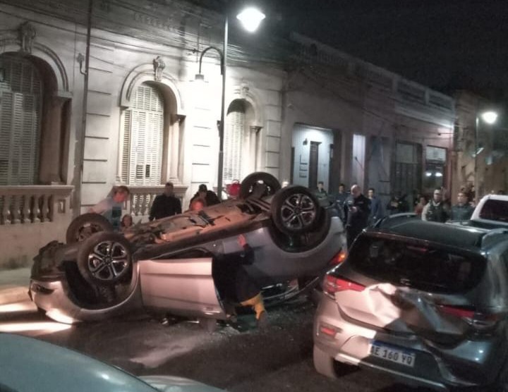 Vuelco de veh&iacute;culo en pleno centro solo dej&oacute; da&ntilde;os materiales