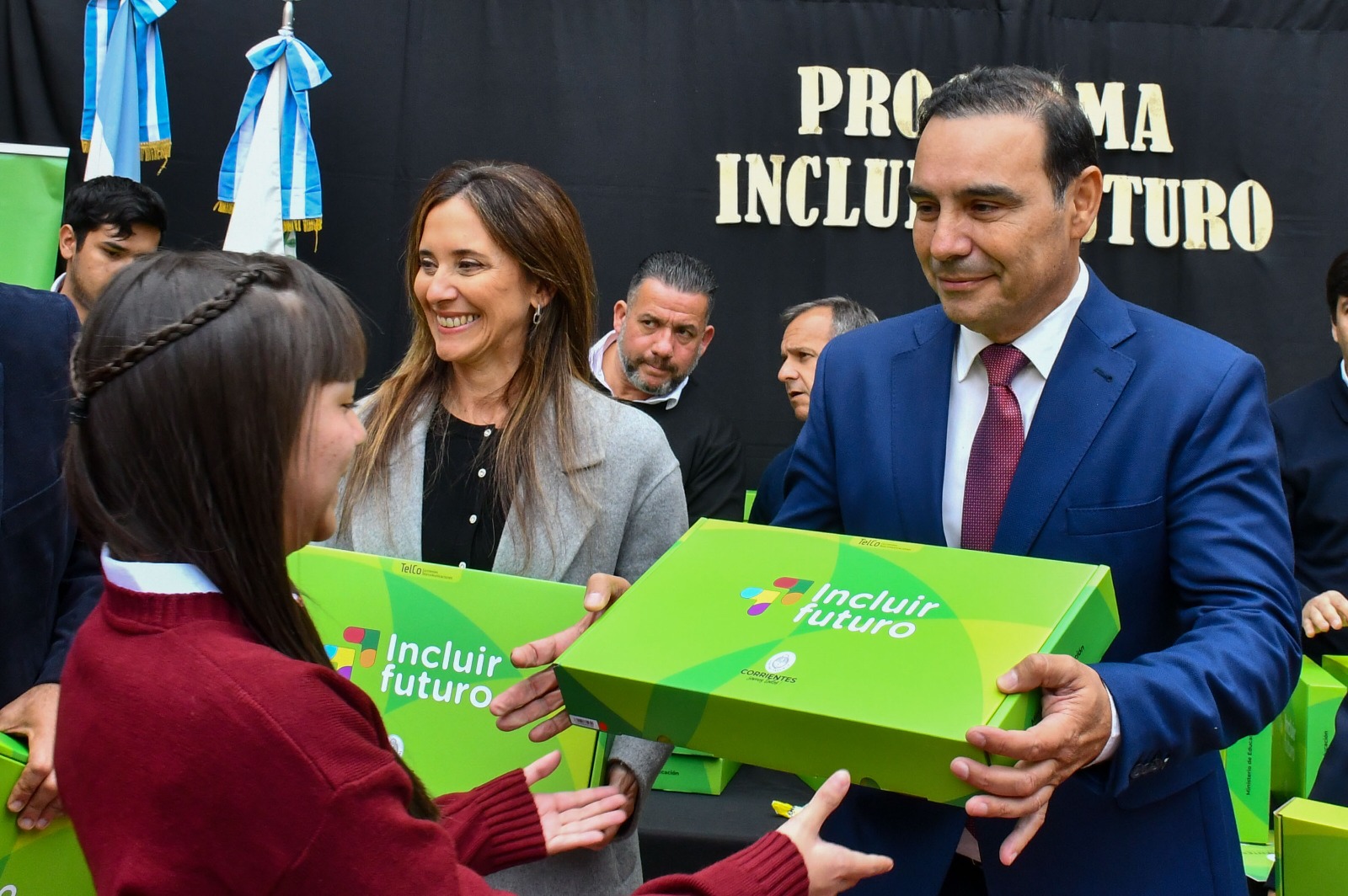 Valdés entregó más de 900 netbooks del programa Incluir Futuro en Capital