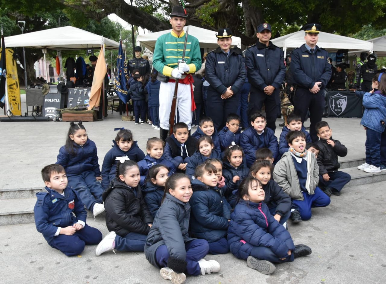 CALLES BUENOS AIRES Y FRAY JOSE QUINTANA: Exposici&oacute;n de Stand Policial por diferentes &aacute;reas de la Polic&iacute;a de Corrientes