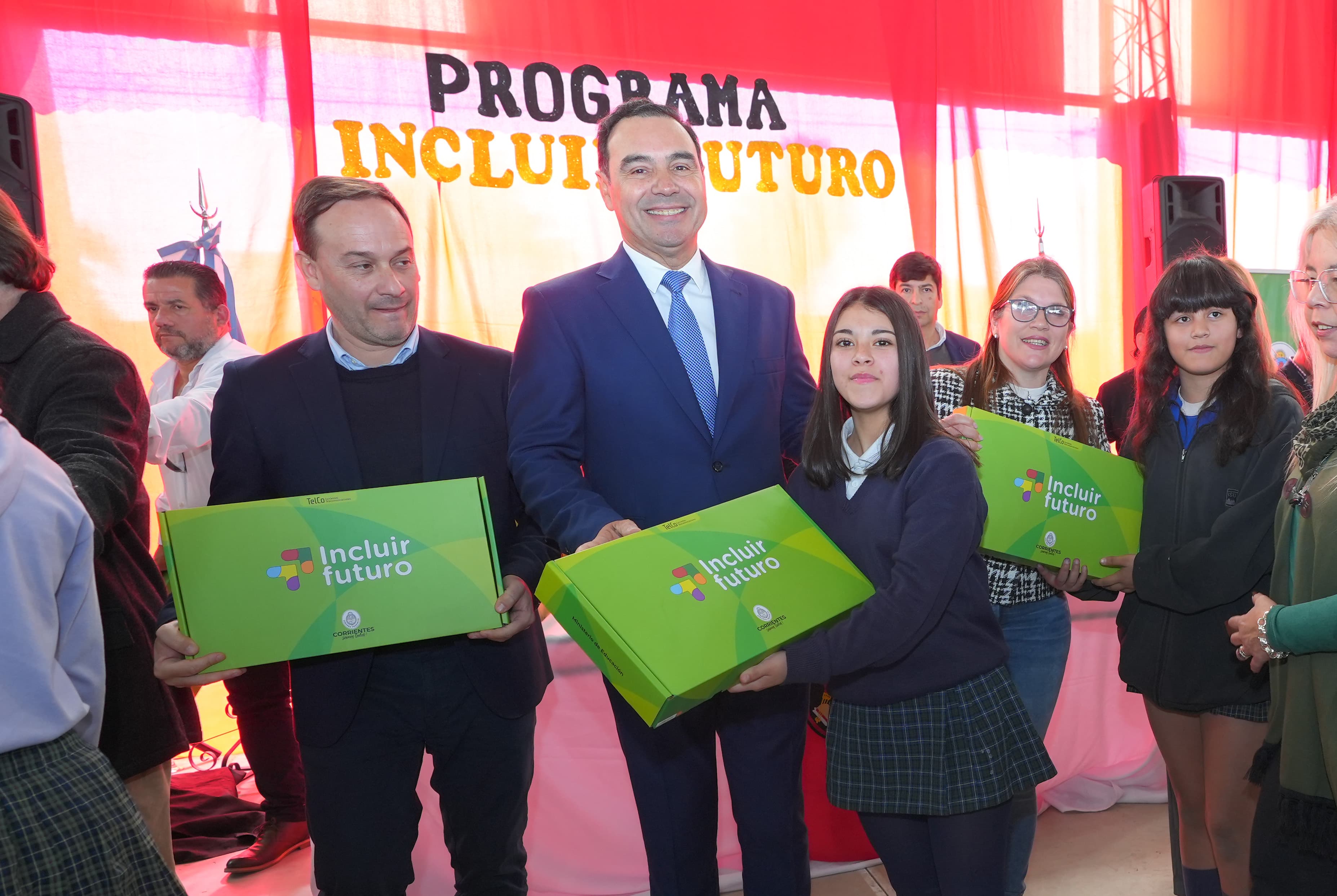 Vald&eacute;s entreg&oacute; notebooks del programa Incluir Futuro a estudiantes secundarios de Goya