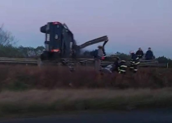 Monte Caseros: Una camioneta perdi&oacute; el control y volc&oacute; en la autov&iacute;a 14