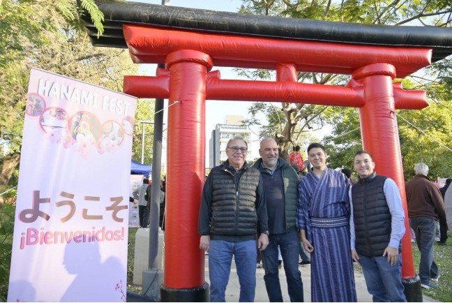 En la costanera, familias disfrutaron un domingo con emprendedores y espect&aacute;culos art&iacute;sticos