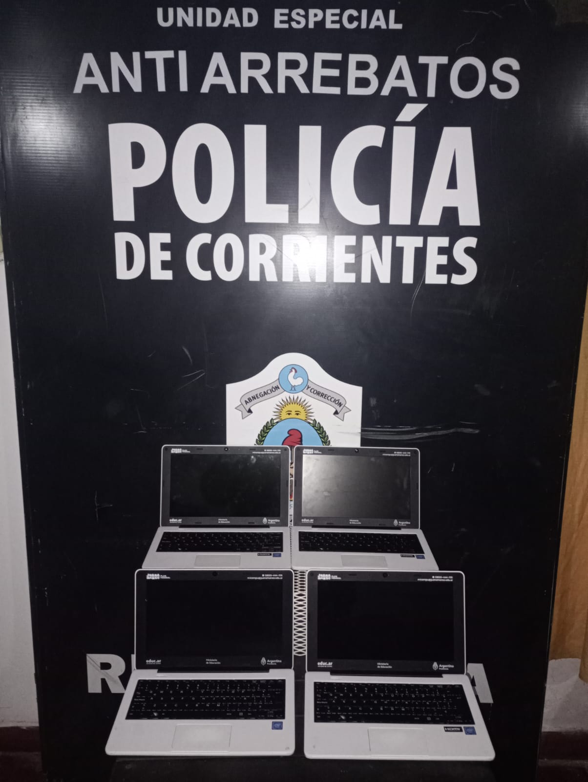 UNIDAD ESPECIAL ANTIARREBATO: La polic&iacute;a recupero cuatro notebooks que fueron robadas de un establecimiento escolar