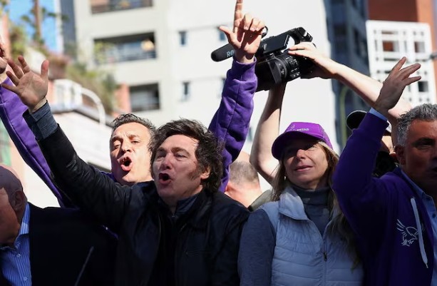 Piedrazos y tensi&oacute;n en la caravana de Milei en Lomas de Zamora