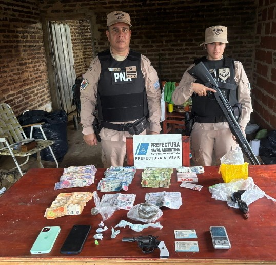 Tr&aacute;fico de drogas: Prefectura allan&oacute; tres domicilios en Corrientes y secuestr&oacute; drogas, un arma y veh&iacute;culos