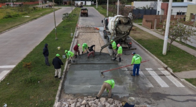 La Municipalidad de Corrientes avanza con obras de bacheo y enripiado en distintos barrios de la Capital