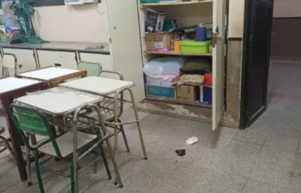 Barrio Quintana: Delincuentes robaron , destrozaron y defecaron en las aulas de una escuela 