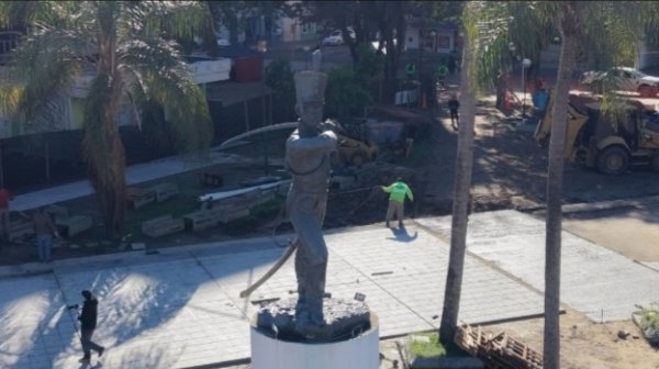 Avanzan los trabajos municipales de refuncionalizaci&oacute;n de un sector de la plaza Cabral