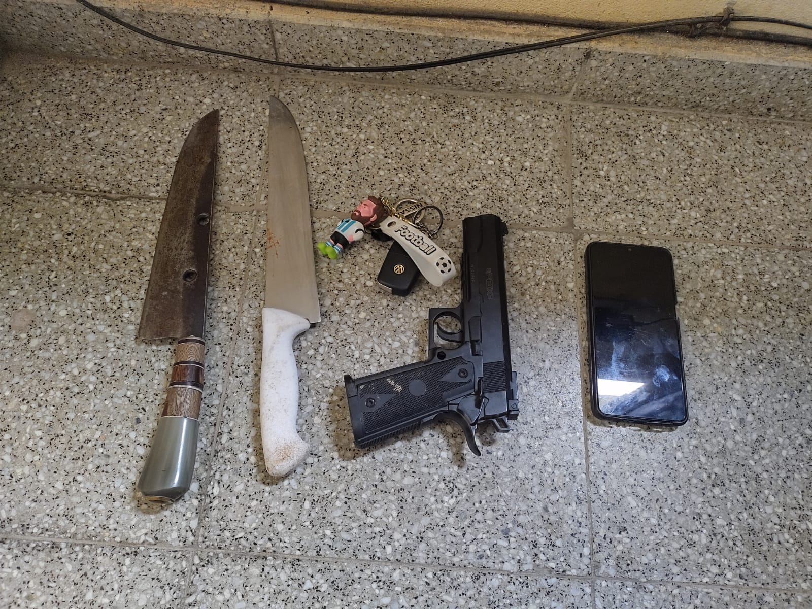 Fueron detenidos 5 personas y secuestraron cuchillos y armas 