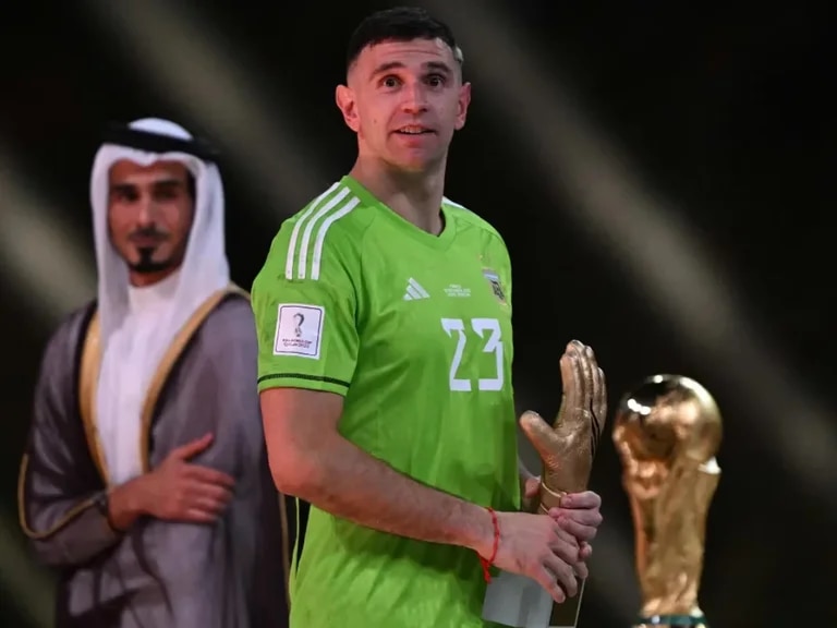El "Dibu" Mart&iacute;nez es el primer arquero argentino en estar nominado al bal&oacute;n de oro 