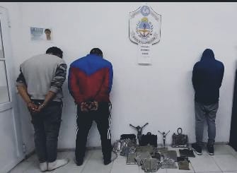 SAUCE:  La Polic&iacute;a demor&oacute; a tres personas momentos en que se hallaban sustrayendo placas del interior de un cementerio