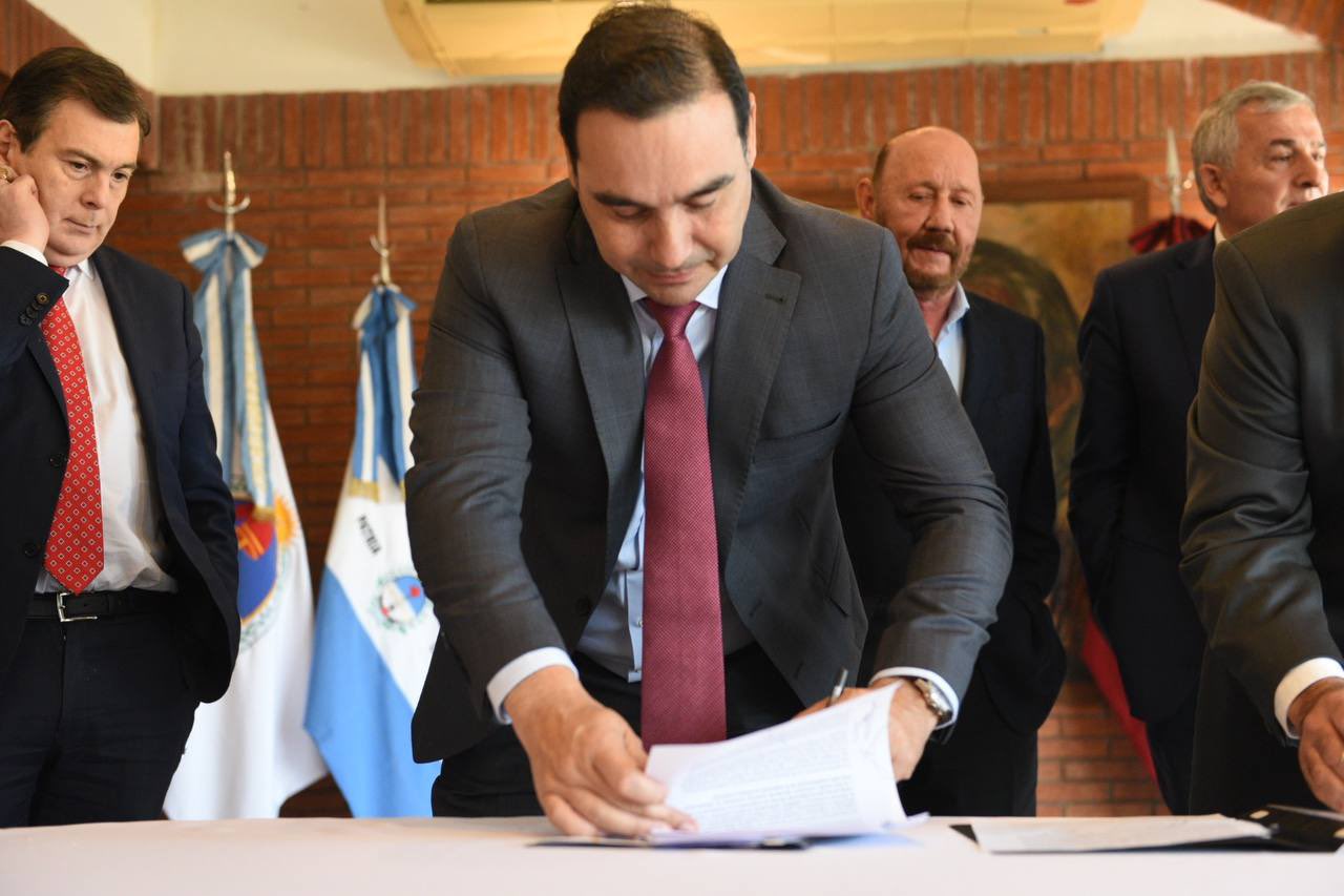 El gobernador Vald&eacute;s acord&oacute; con sus pares del Norte Grande impulsar la construcci&oacute;n de plantas para la generaci&oacute;n de energ&iacute;as limpias