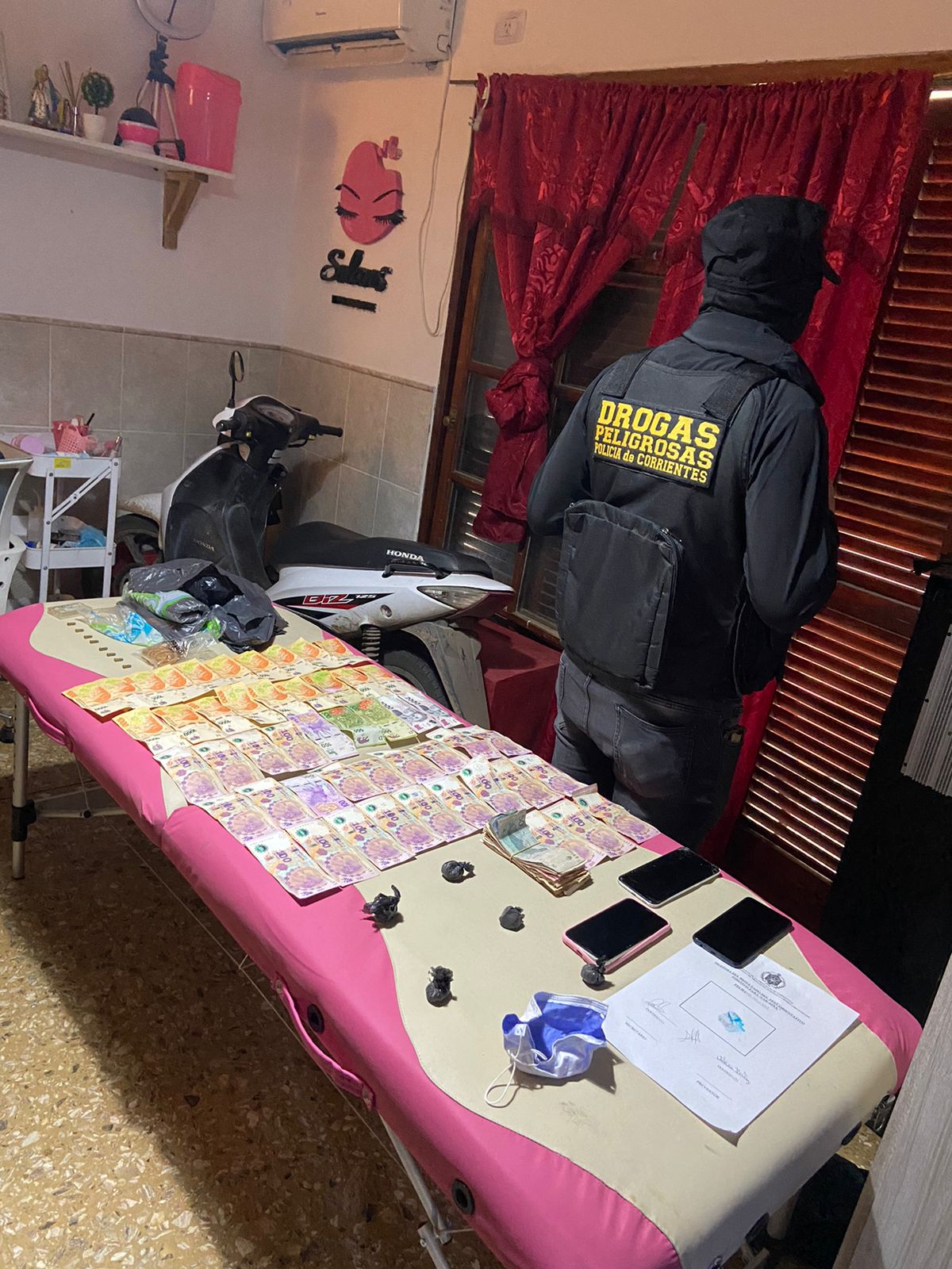Vend&iacute;a drogas por facebook y fue detenido por la polic&iacute;a 