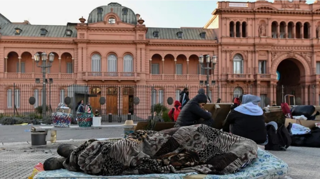 Pobreza extrema: Una familia necesito $284.687 para no ser pobre 