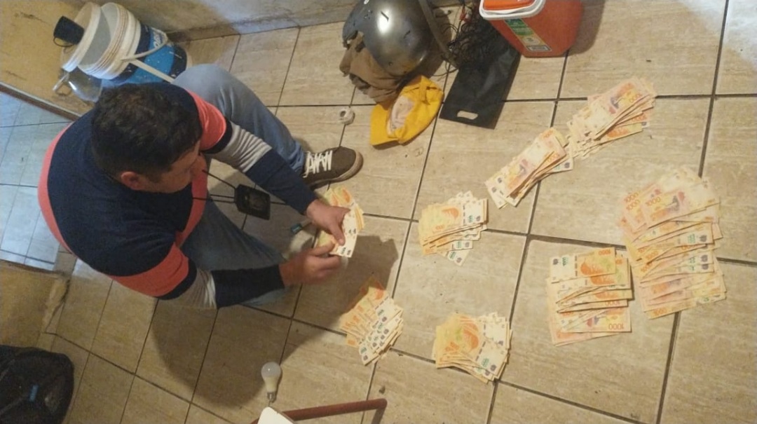 La Polic&iacute;a tras tareas investigativas recuper&oacute; dinero en efectivo denunciado como sustra&iacute;do hay dos personas detenidas 